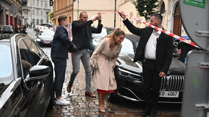 FOTO: Eva Decroix a její příchod do volebního štábu SPOLU.