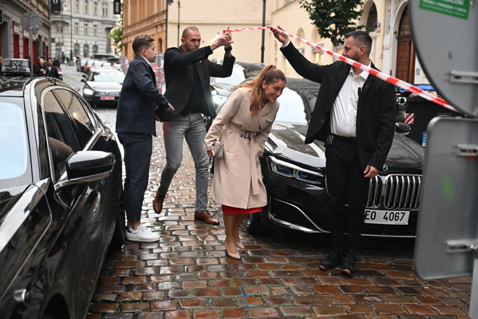 FOTO: Eva Decroix a její příchod do volebního štábu SPOLU. – stránka 10