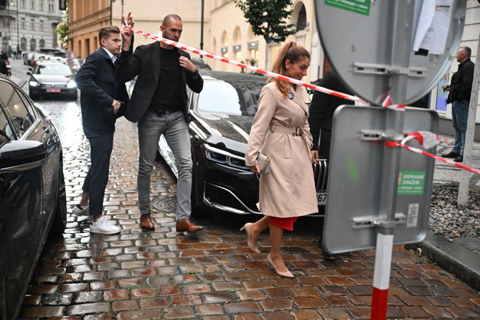 FOTO: Eva Decroix a její příchod do volebního štábu SPOLU. – stránka 9