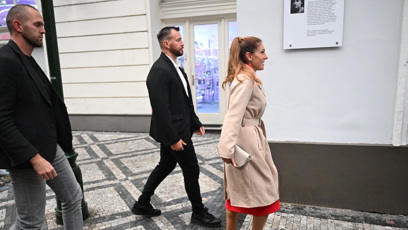 FOTO: Eva Decroix a její příchod do volebního štábu SPOLU.