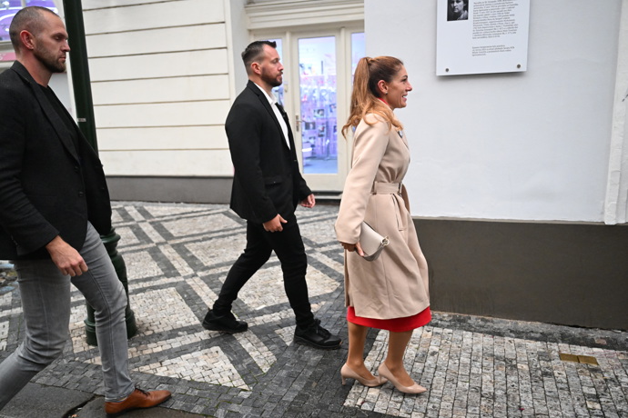 FOTO: Eva Decroix a její příchod do volebního štábu SPOLU. – stránka 7