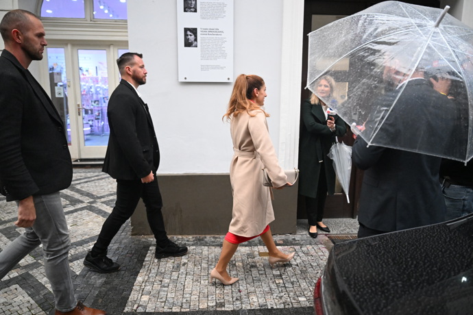 FOTO: Eva Decroix a její příchod do volebního štábu SPOLU. – stránka 6
