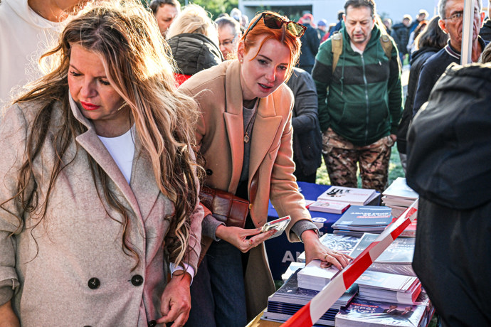 FOTO: Aneta Zicklerová v předvolební kampani. – stránka 22