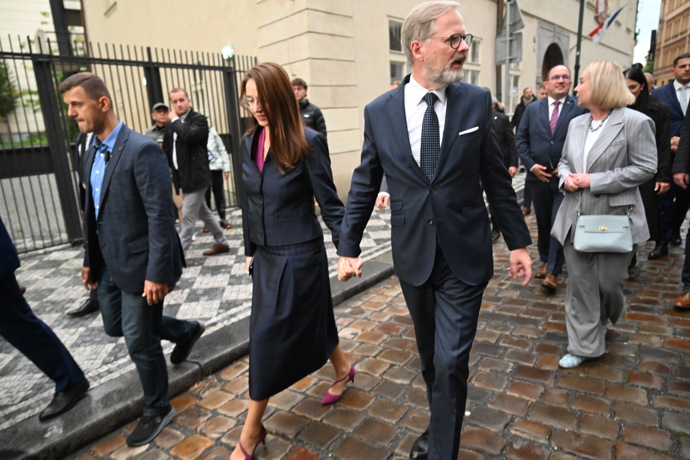 FOTO: Petra Fialu ve štábu ANO podpořila manželka Jana Fialová. – stránka 21
