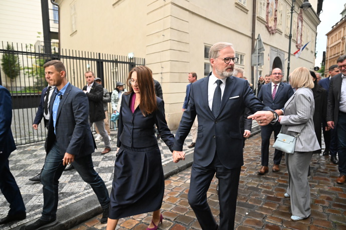 FOTO: Petra Fialu ve štábu ANO podpořila manželka Jana Fialová. – stránka 20