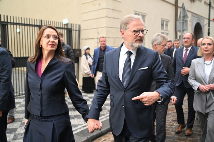 FOTO: Petra Fialu ve štábu ANO podpořila manželka Jana Fialová. – stránka 19