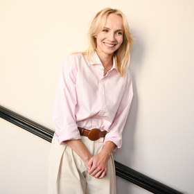 Za Václavem Moravcem stojí i herečka Jana Plodková. 