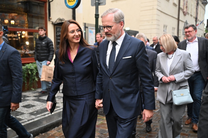 FOTO: Petra Fialu ve štábu ANO podpořila manželka Jana Fialová. – stránka 17