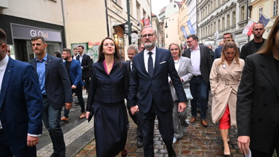 FOTO: Petr Fiala jde do štábu koalice SPOLU.
