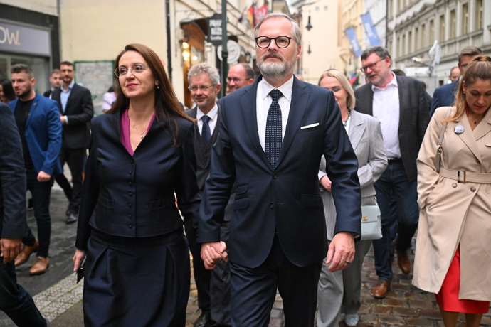 FOTO: Petra Fialu ve štábu ANO podpořila manželka Jana Fialová. – stránka 11