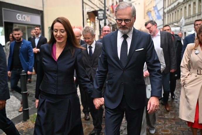 FOTO: Petra Fialu ve štábu ANO podpořila manželka Jana Fialová. – stránka 9