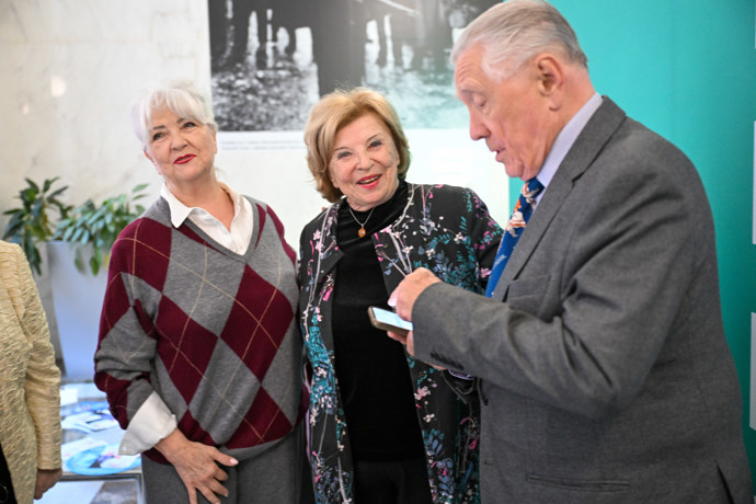 FOTO: Carmen Mayerová, Libuše Švormová a Petr Kostka. – stránka 2