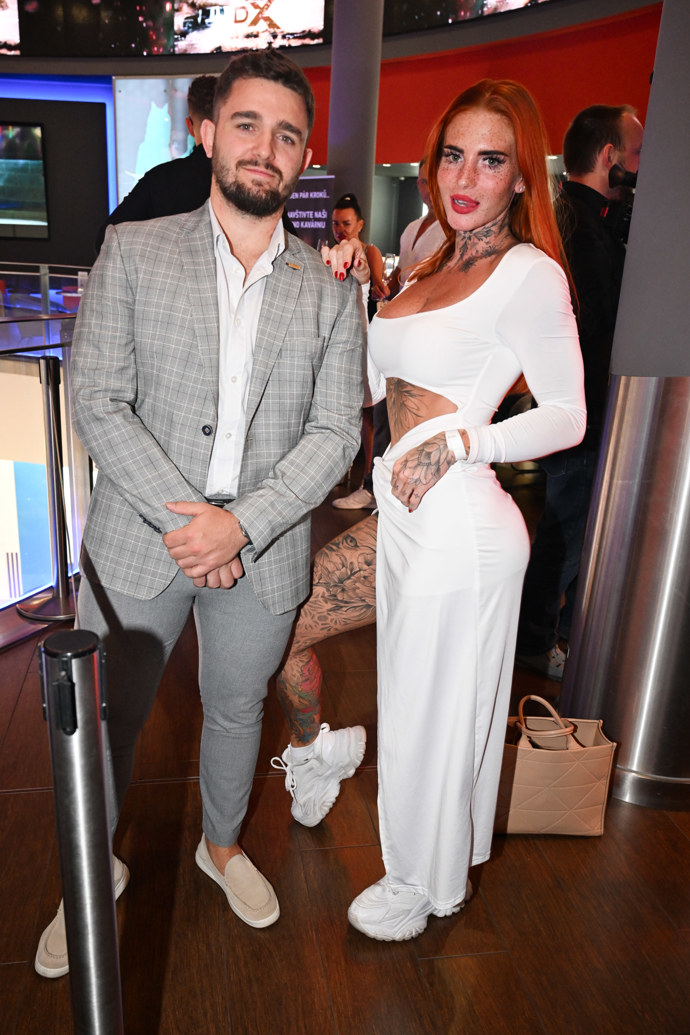 FOTO: Na premiéru Naked Attraction dorazila řada tváří. – stránka 30