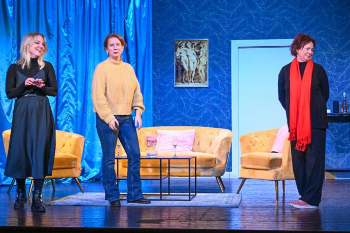 FOTO: Záběr z představení Tři ženy. – stránka 7