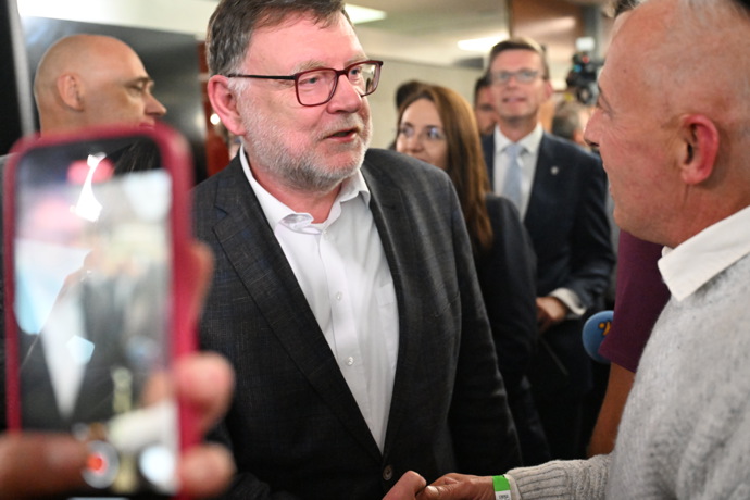 FOTO: Zbyněk Stanjura ve volebním štábu SPOLU. – stránka 3