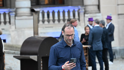 FOTO: Petr Čech se více věnoval telefonu než samotné akci.