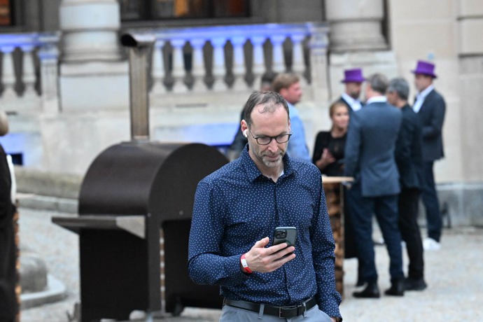 FOTO: Petr Čech se více věnoval telefonu než samotné akci. – stránka 26