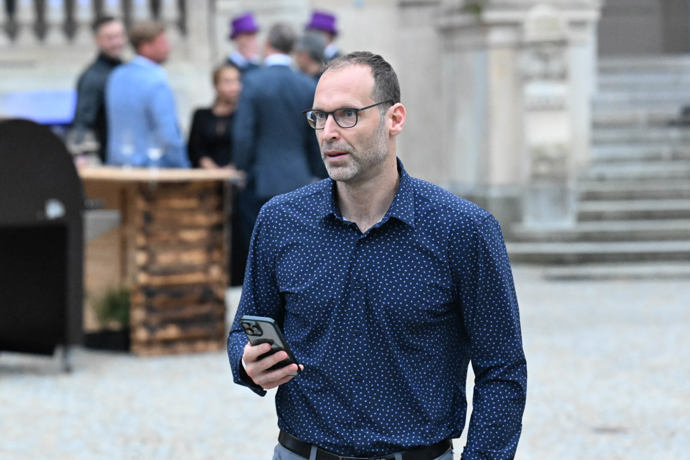 FOTO: Na tváři měl vážný výraz, jako by byl myšlenkami jinde. – stránka 23