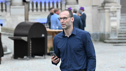 FOTO: Zatímco ostatní hosté debatovali, on se držel stranou.