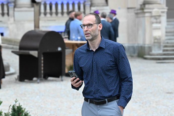 FOTO: Zatímco ostatní hosté debatovali, on se držel stranou. – stránka 22