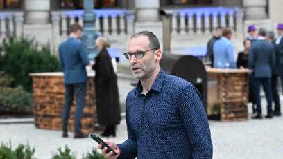 FOTO: Čech většinu času trávil s mobilem v ruce.