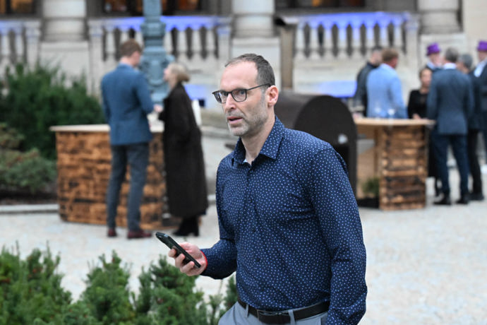 FOTO: Čech většinu času trávil s mobilem v ruce. – stránka 21