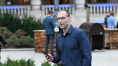 FOTO: Několik minut se věnoval videohovoru, úplně mimo dění akce.