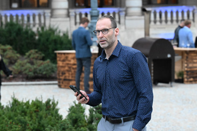 FOTO: Několik minut se věnoval videohovoru, úplně mimo dění akce. – stránka 20