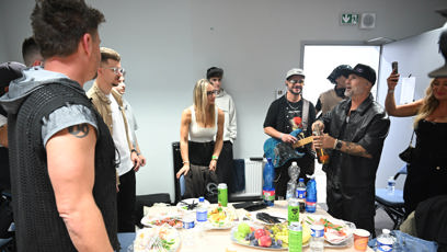 FOTO: Kapela Lunetic se svým týmem zahájila velkolepý koncert panákem v zákulisí.