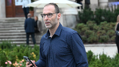 FOTO: Elegantní košile a kalhoty kontrastovaly s jeho unaveným vzhledem.