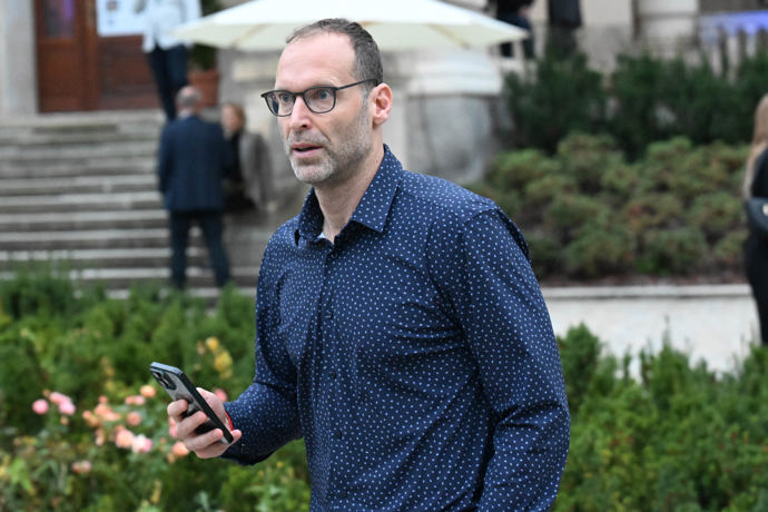 FOTO: Elegantní košile a kalhoty kontrastovaly s jeho unaveným vzhledem. – stránka 19