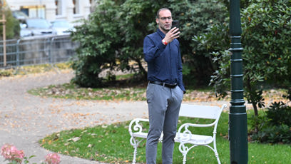 FOTO: Postával poblíž zahrady, mimo hlavní proud hostů.