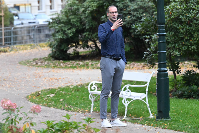 FOTO: Postával poblíž zahrady, mimo hlavní proud hostů. – stránka 17