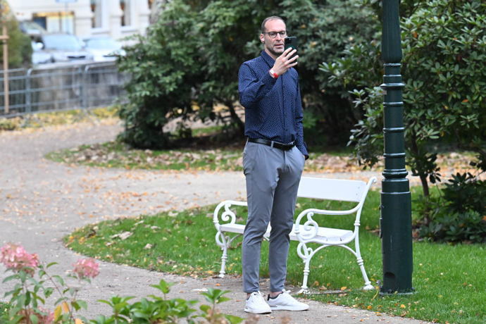 FOTO: Jeho tvář zdobil lehký strniště a několik hlubších vrásek. – stránka 15