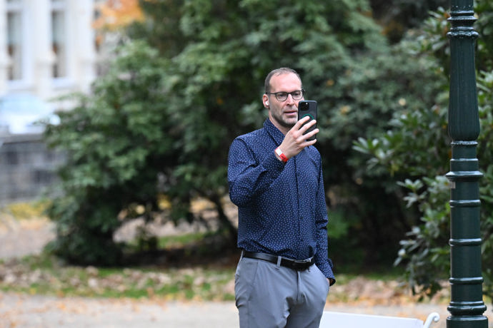 FOTO: Na mobilu vedl videohovor. – stránka 14