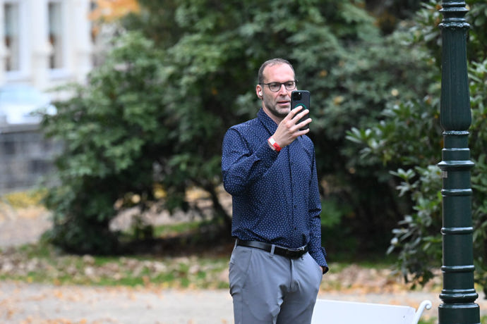 FOTO: Místo společenského small talku volil ticho a soukromí. – stránka 13