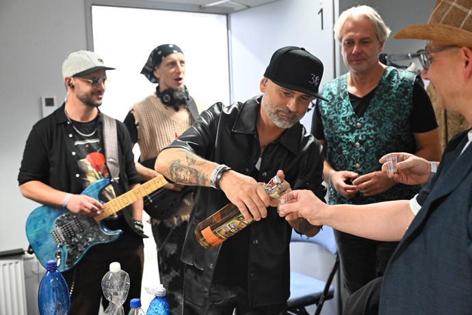 FOTO: Aleš Lehký rozlíval panáky. – stránka 17