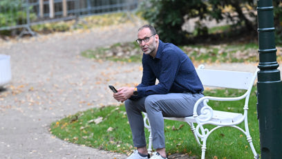 FOTO: Ze záběrů je patrné, že si s někým dlouze povídal přes videohovor.