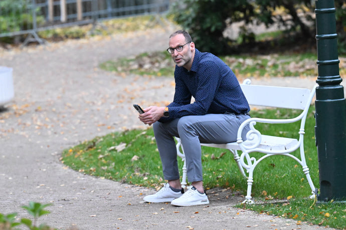 FOTO: Ze záběrů je patrné, že si s někým dlouze povídal přes videohovor. – stránka 11