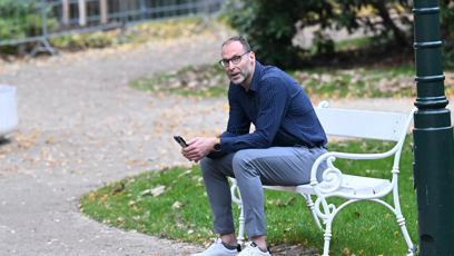 FOTO: Občas se ohlédl, ale rychle se zase vrátil k telefonu.