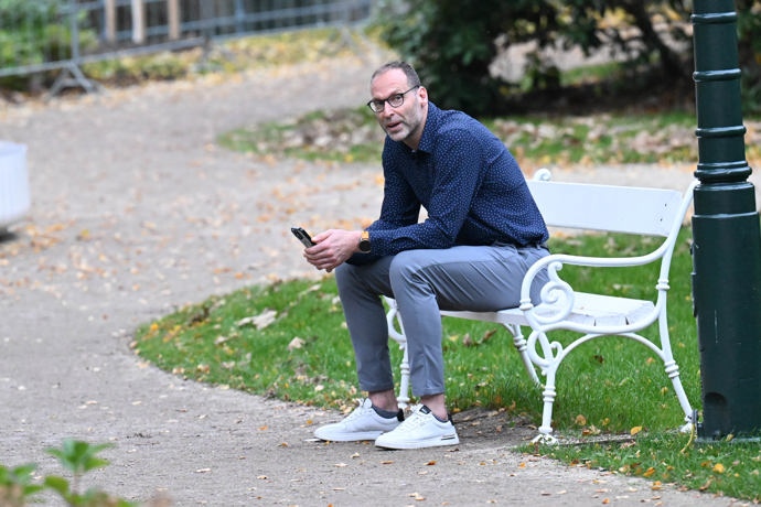 FOTO: Občas se ohlédl, ale rychle se zase vrátil k telefonu. – stránka 10