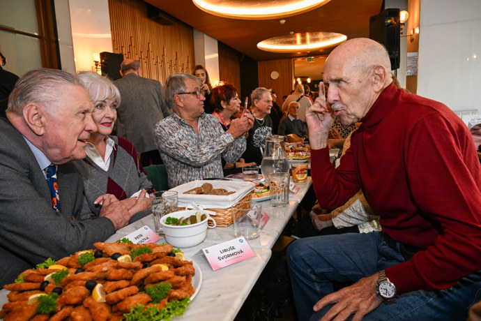 FOTO: Křest nové knihy Libuše Švormové. – stránka 15