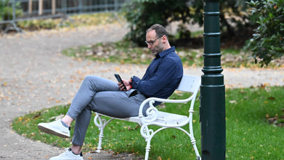 FOTO: Posedával v parku opodál.