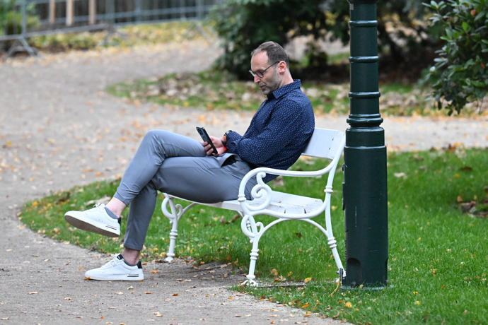 FOTO: Posedával v parku opodál. – stránka 3