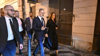 FOTO: Petr Fiala jde do volebního štábu.