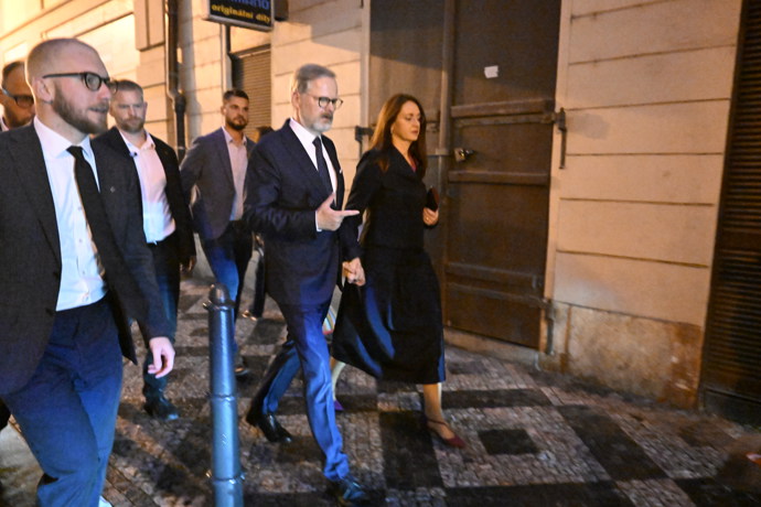 FOTO: Petr Fiala jde do volebního štábu. – stránka 55