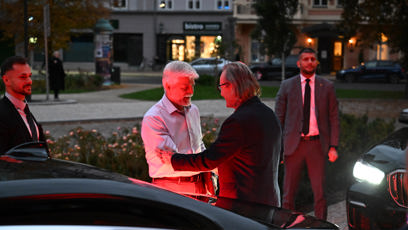 FOTO: Petr Pavel se vítá po příjezdu an konferenci.