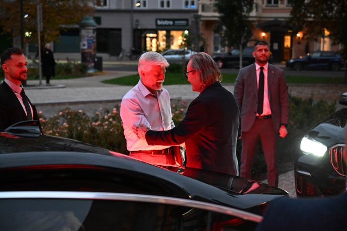 FOTO: Petr Pavel se vítá po příjezdu an konferenci. – stránka 101