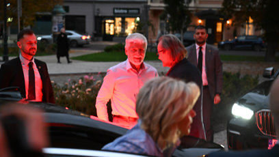 FOTO: Petr Pavel se zdraví s organizátory konference.