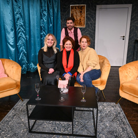 Anna Fixová a Ilona Svobodová na jevišti Divadla Járy Cimrmana.